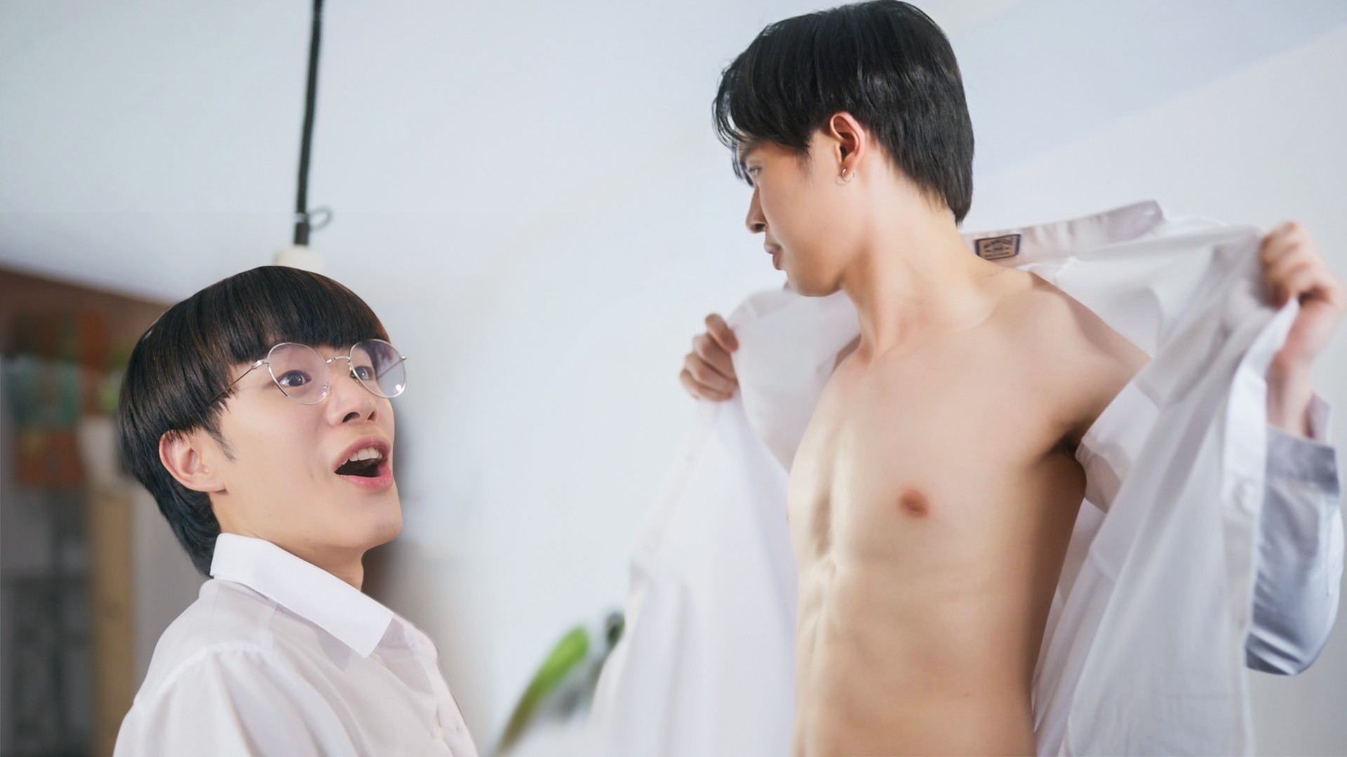 อก “น้องโต๊ะ” จะแตก! “พี่เหนือ” ถอดเสื้อโชว์ซิกซ์แพ็กต่อหน้าต่อตา