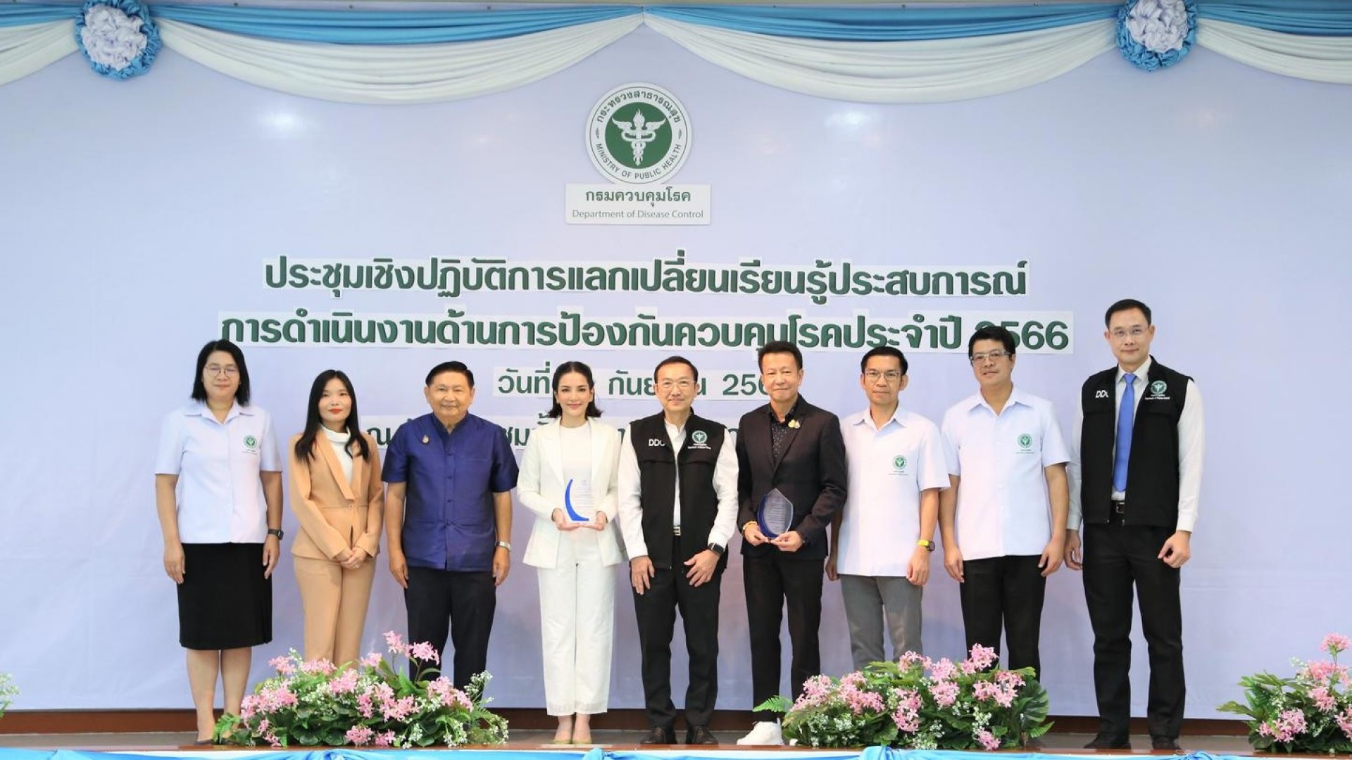 “อ้อม พิยดา” ปลื้ม เข้ารับโล่เกียรติคุณ “สืบลับหมอระบาด” ละครสร้างสรรค์แห่งปี