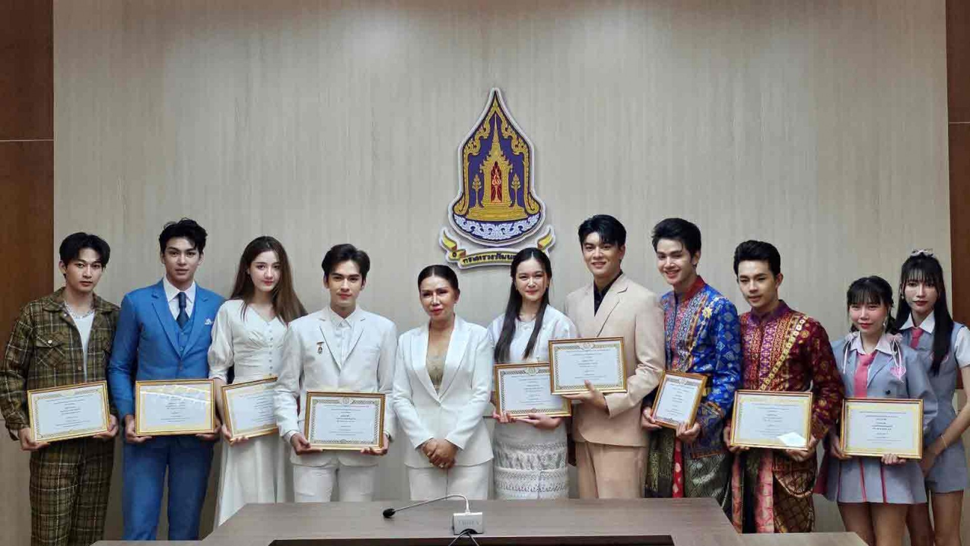 เฟรม-ทีม สุดปลื้ม เข้ารับใบประกาศแต่งตั้ง “ทูตการท่องเที่ยววิถีพุทธทั่วไทย” ประจำปี ๒๕๖๖-๒๕๖๗