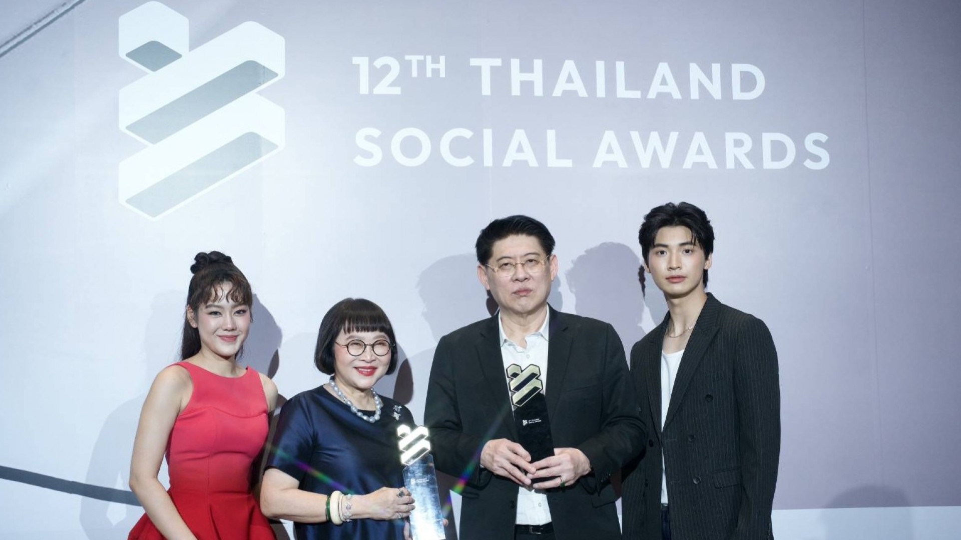 ช่อง 3 แรงไม่หยุด ปังต่อเนื่อง “สรยุทธ - พรหมลิขิต” คว้ารางวัล “Thailand Social Awards” ครั้งที่ 12