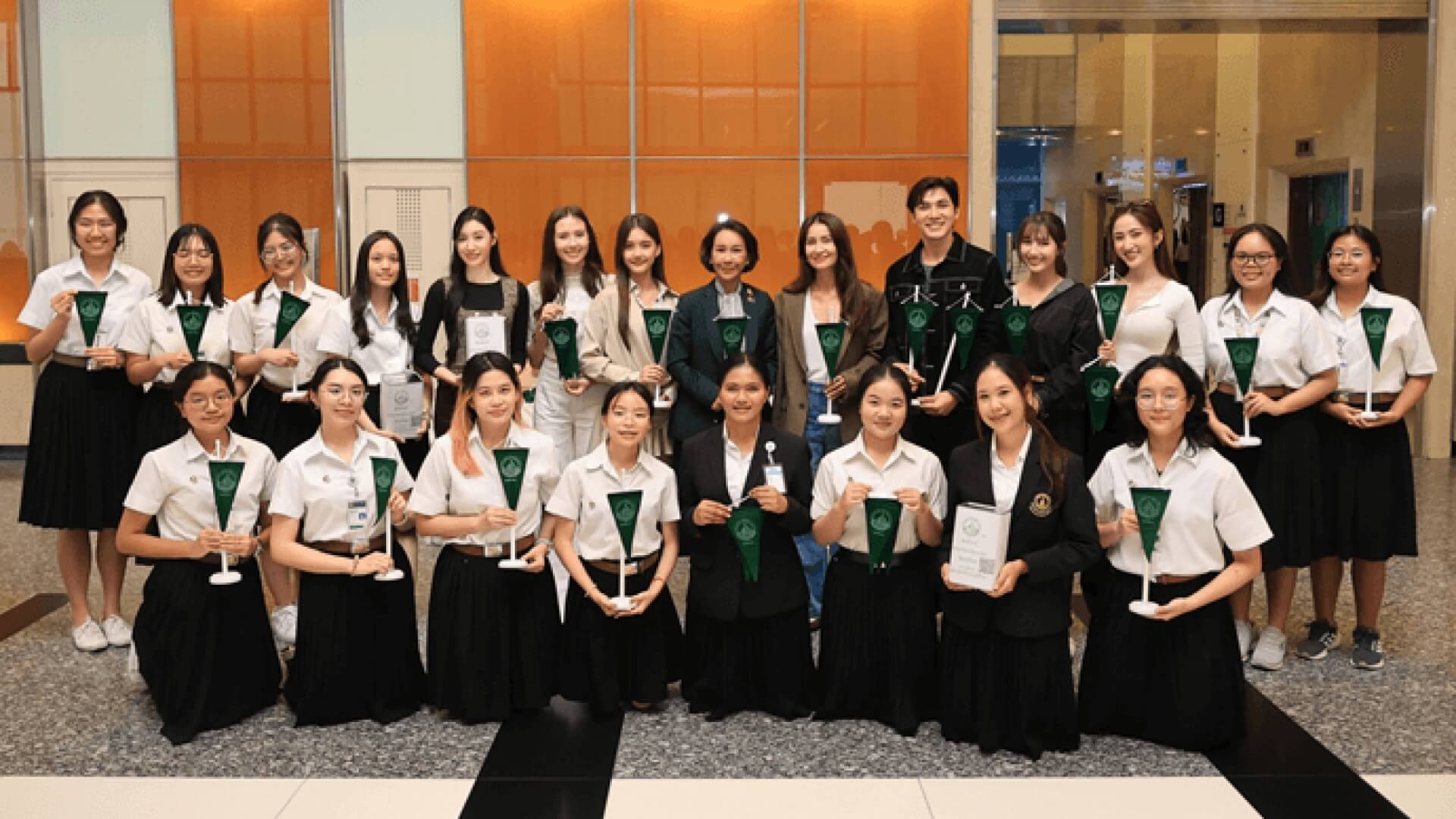 ศิลปินช่อง 3 ส่งพลังช่วยเหลือผู้ป่วยด้อยโอกาส เชิญชวนบริจาค รับธงที่ระลึกเนื่องใน “วันมหิดล”