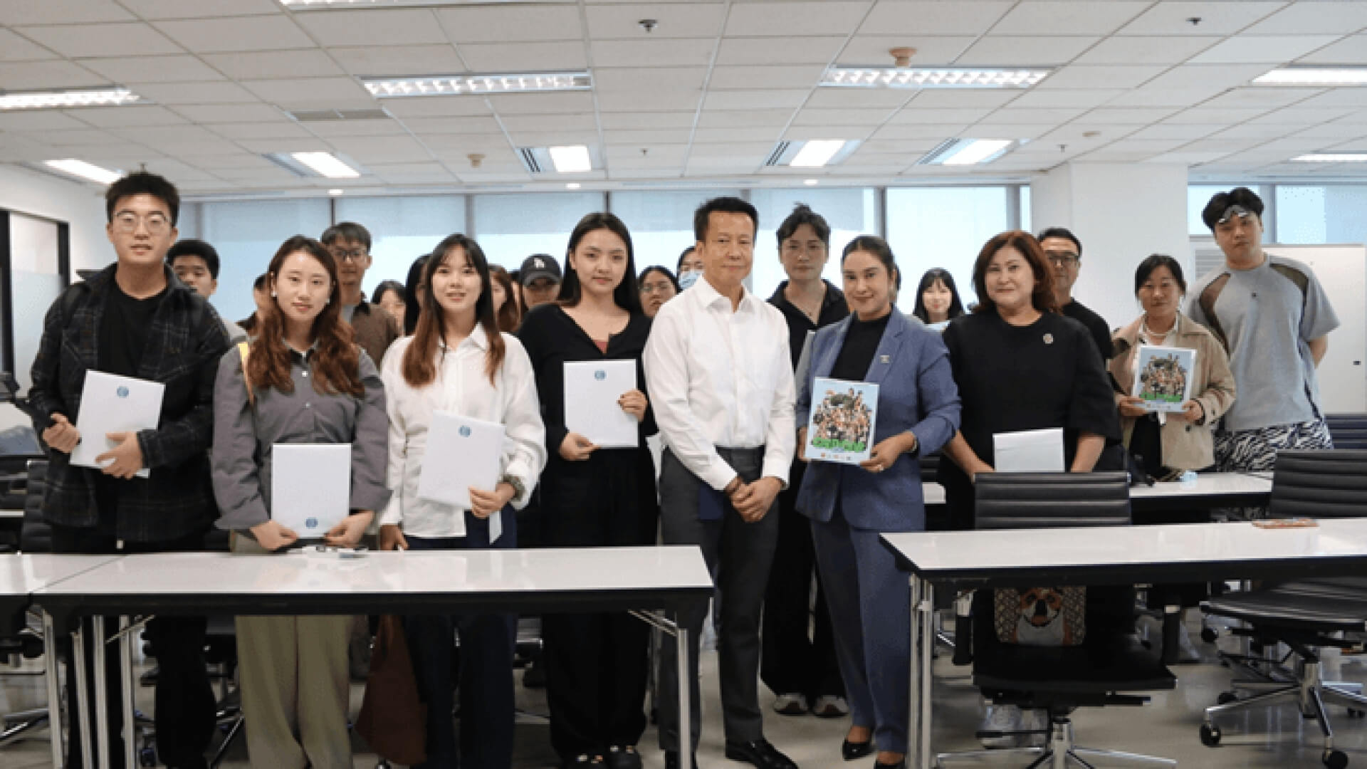 นักศึกษาต่างชาติ ม.ชินวัตร สร้างประสบการณ์เยี่ยมชม อินไซต์ไทยทีวีสีช่อง 3