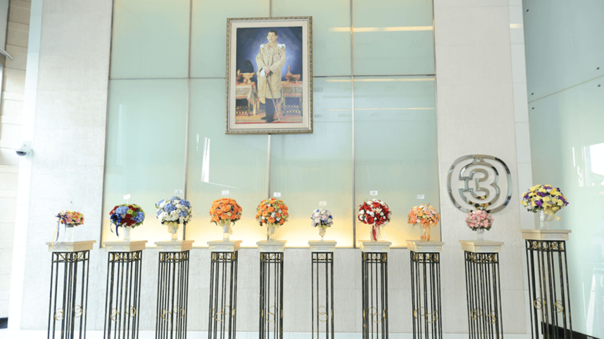 ช่อง 3 ได้รับพระมหากรุณาธิคุณ จากพระบาทสมเด็จพระเจ้าอยู่หัว สมเด็จพระนางเจ้าฯ พระบรมราชินี