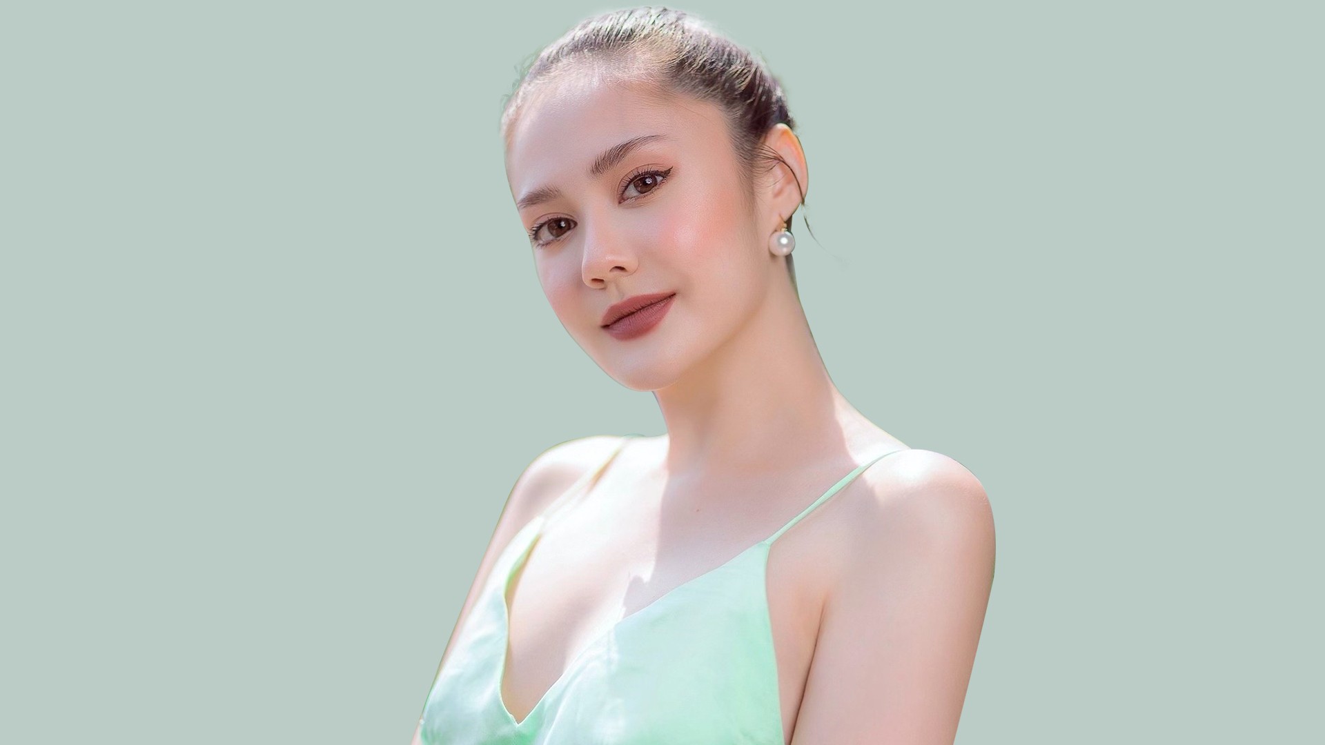 ละคร มาตุภูมิแห่งหัวใจ 2561 ความรัก…งดงามดั่งอัญมณีล้ำค่า แต่ก็เปราะบางราวกับแก้วที่พร้อมจะแตกสลายเมื่อถูกทำลายจากแรงกระทบภายนอก อวัศยา…นักออกแบบอัญมณีผู้หลงใหลในความงามแห่งรัตนชาติ ต้องเผชิญกับบททดสอบครั้งใหญ่ในชีวิต เมื่อความรักที่เธอเข้าใจว่าสวยงามกำลังกลายเป็นสนามรบที่เต็มไปด้วยภารกิจลับและอันตรายถึงชีวิต และชายที่เธอคิดว่าเป็นเพียงเพลย์บอยอย่าง เตชัส กลับกลายเป็นอัศวินผู้กล้าหาญที่ต้องคอยปกป้องเธอจากสมรภูมิแห่งความรักและความตาย ความสัมพันธ์ของทั้งคู่จะยืนหยัดอยู่ได้หรือไม่ เมื่อต้องเผชิญหน้ากับศัตรูร้ายที่แฝงตัวมาในคราบของมิตรผู้ทรงเกียรติ และการสูญเสียที่ยากจะลืมเลือน… 16 818315142875